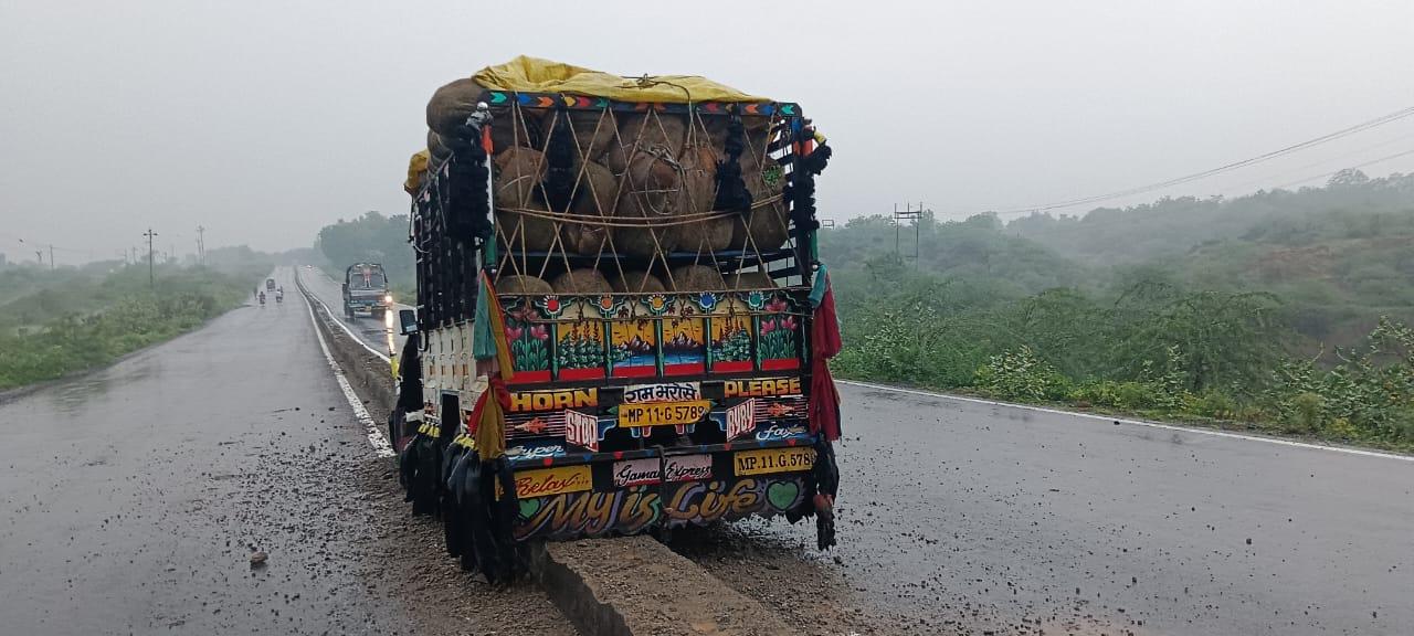 Pickup climbs divider near Sevaliya-Dakor road Angadi, no casualty