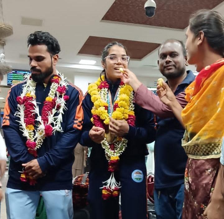 Namrata Rathwa, gold medalist at the National Kick Boxing Champion Games, receives a warm welcome on her arrival home