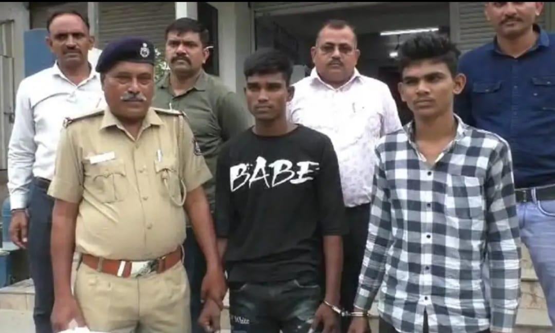 A gang was caught stealing a vehicle and snatching mobile phones from Surat