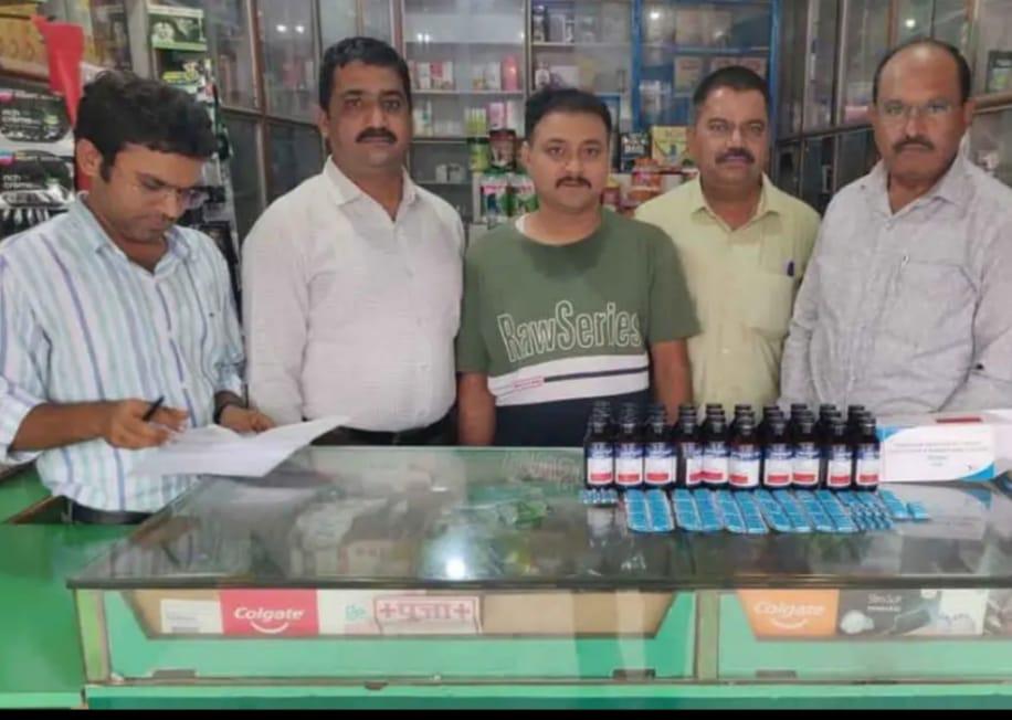 Sale of intoxicating syrup without doctor's prescription in Surat, police raids on two medical stores