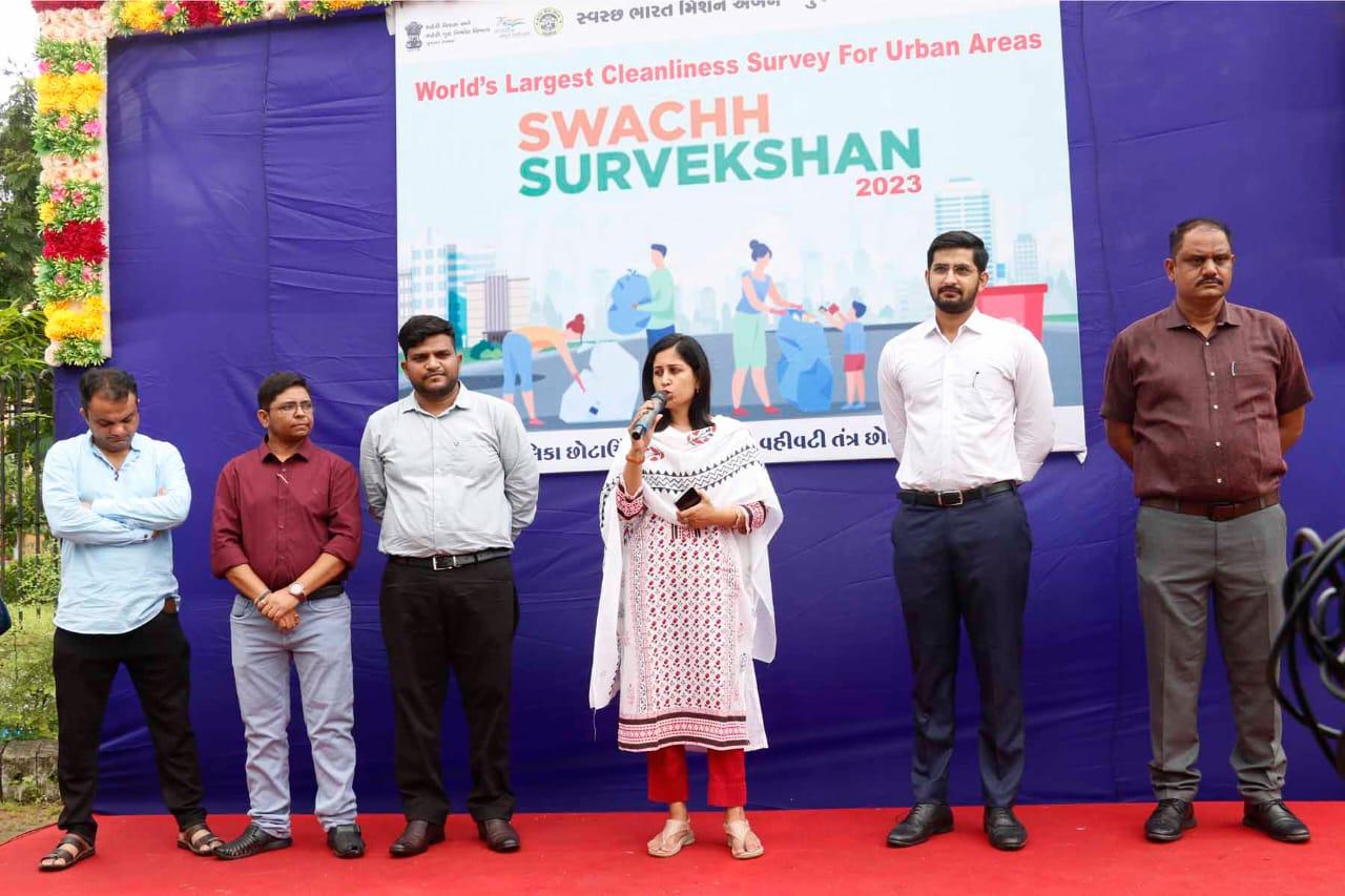 Collector started the rally to celebrate cleanliness week in Chotaudepur town