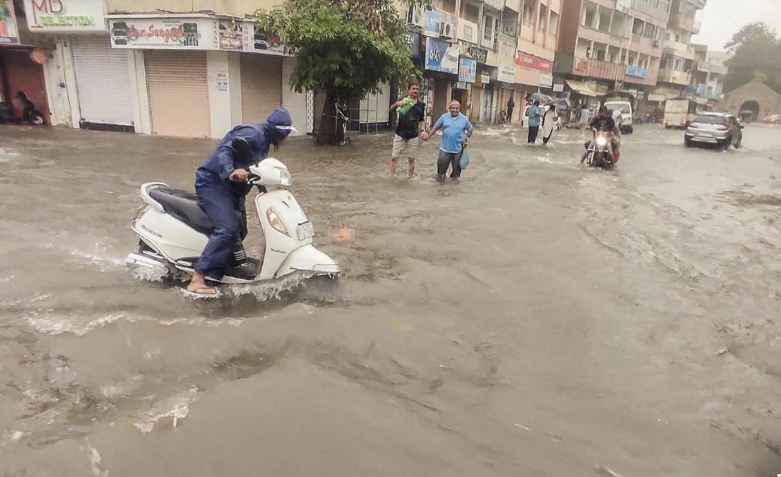 Torrential rains became a disaster in Gujarat; 9 people died in last two days