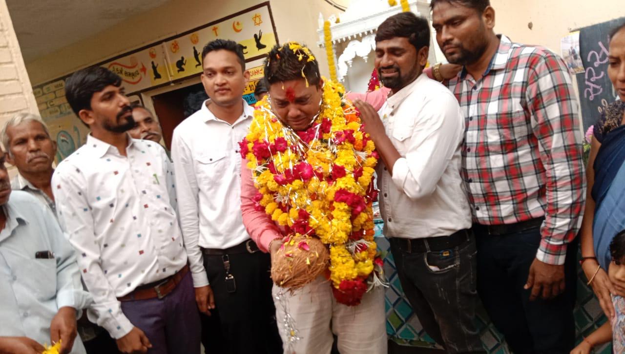 Sarasava Primary School Principal Rajeshkumar Sangada bids farewell with public sentiments as he is transferred