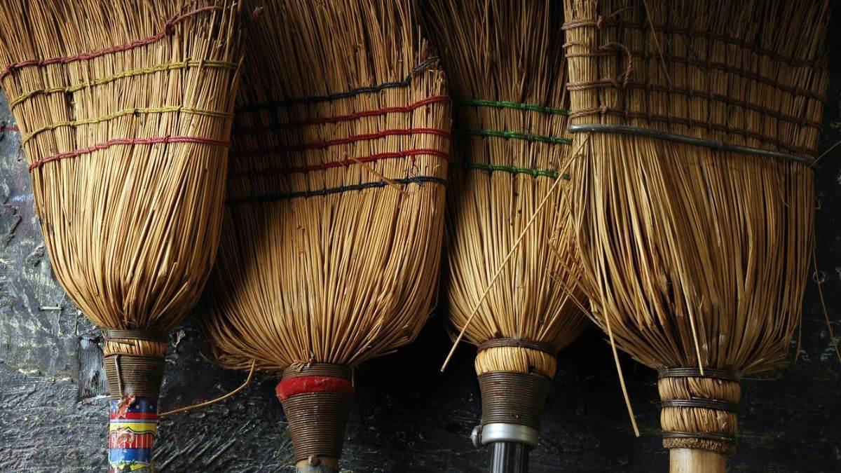 These Broom Mistakes Can Make You Poor, Know How To Keep It