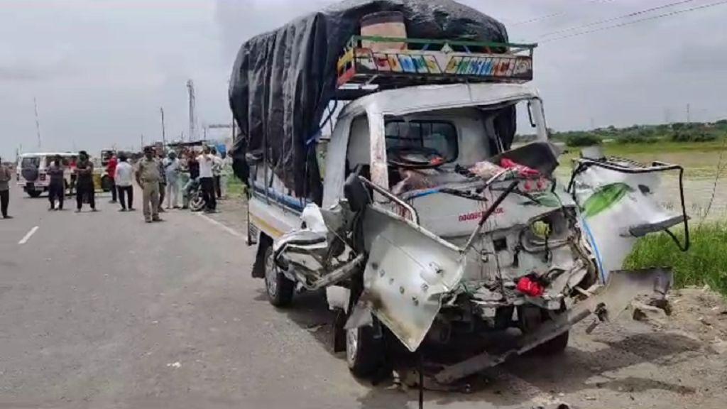 Horrible accident in Ahmedabad, mini truck collided with truck, 10 people died