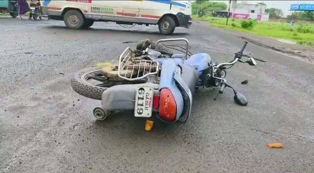 An accident between a car and a bike going to avoid a pothole on Limdi Jhalod Highway