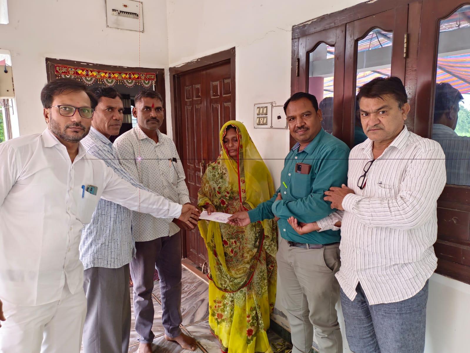 The Ghoghamba Taluka Pvt Shikshak Sahakari Dhiran Mandal presented the death benefit check