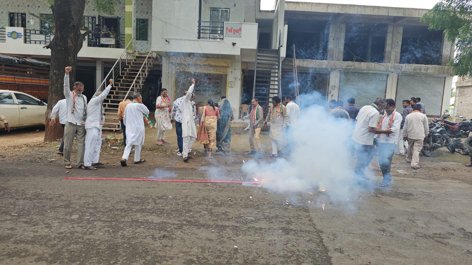 Chotaudepur Congress Committee expressed happiness with fireworks after Rahul Gandhi got relief from the Supreme Court