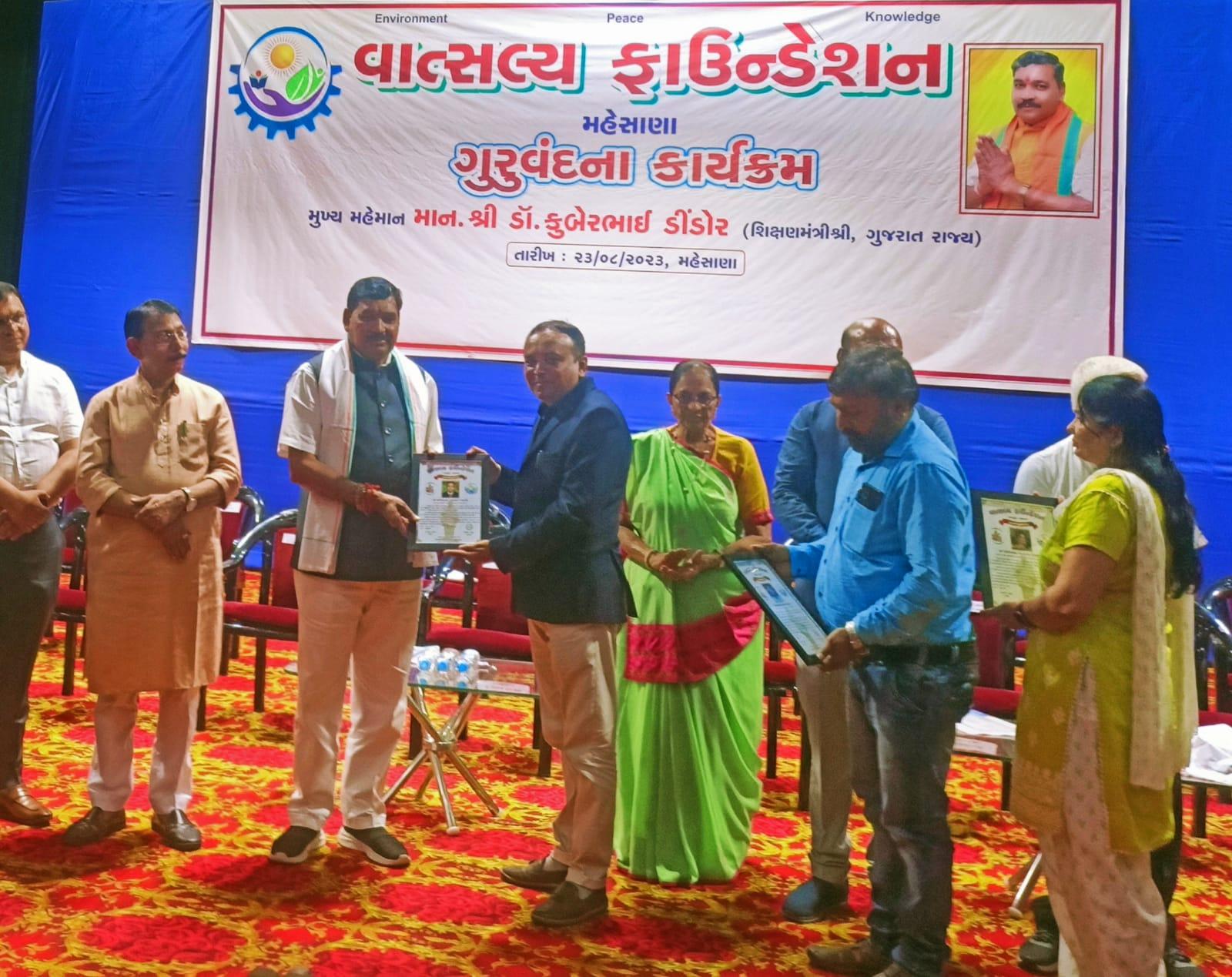 Satishbhai Prajapati honored by Education Minister Kuberbhai Dindor.