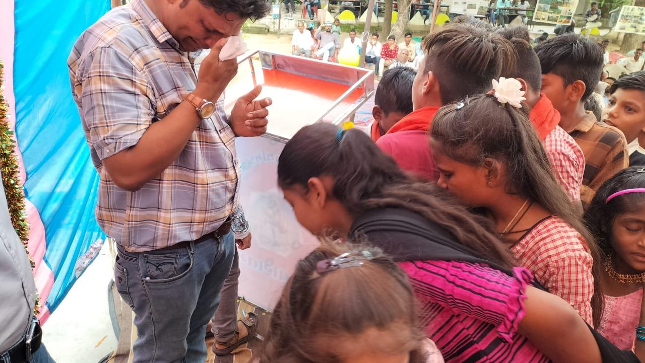 The eyes of the villager were saddened by the separation of the guru teacher from the wedding ceremony