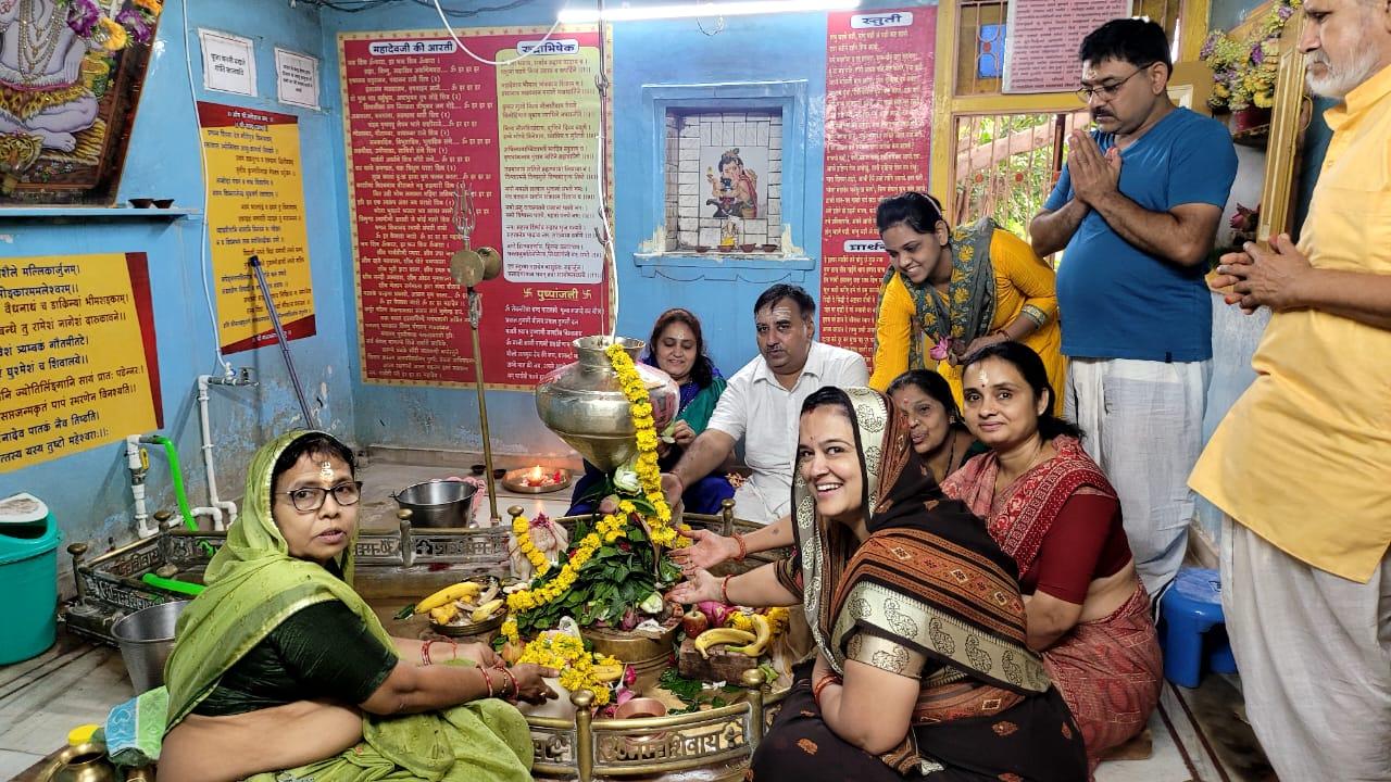 On Monday in the month of Shravan, devotees thronged the Shiva temples of Jhalod Nagar to offer prayers at the Shiva temple.