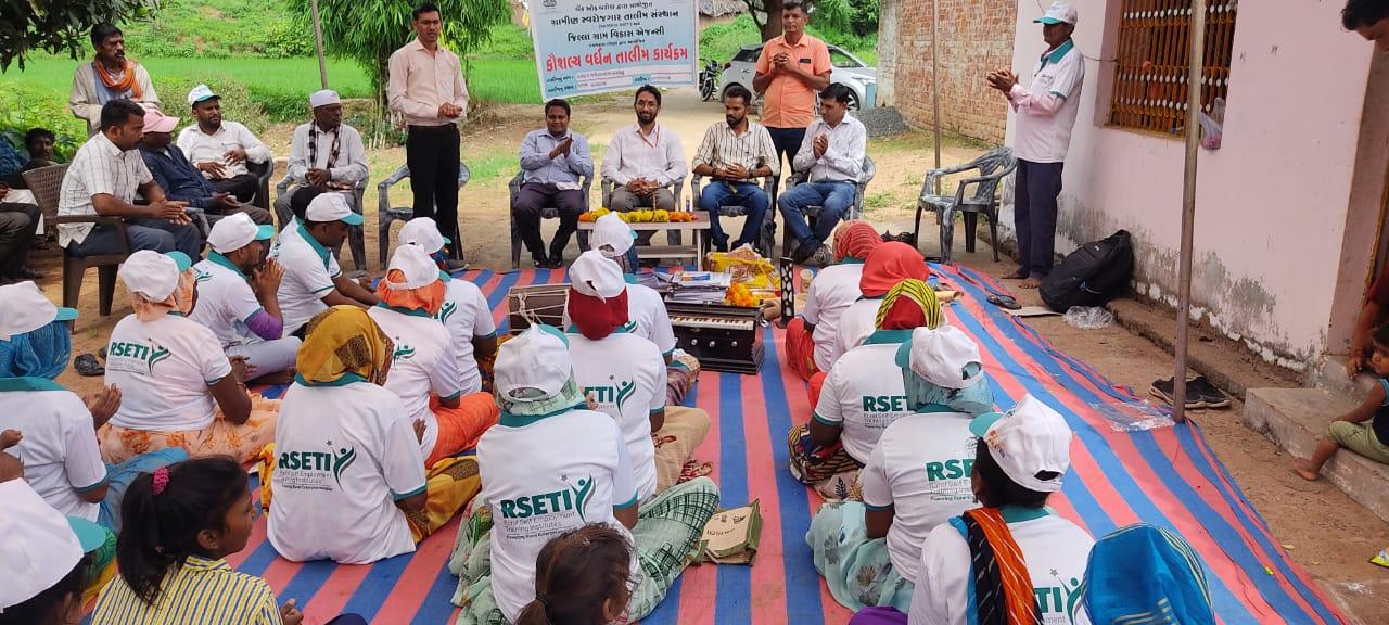 Baroda Gramin Swarojgar Institute organized training for the sisters at Palla village