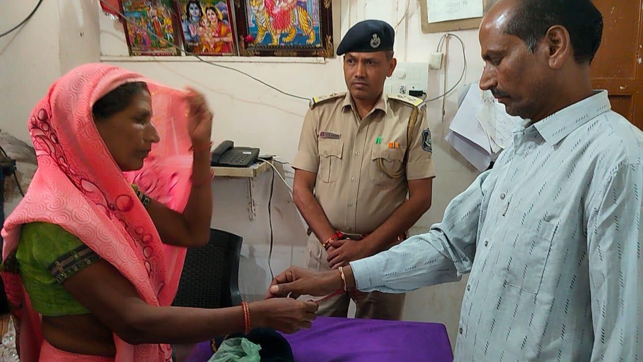 Emotional scenes seen in Chhotaudepur Sub Jail, Sisters tied prisoner brothers with wooden sticks