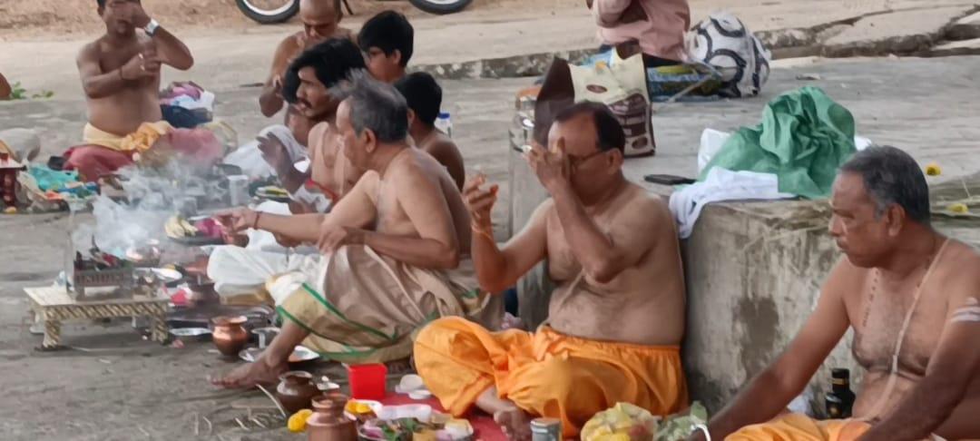 Brahmins performed the ritual sacrifice on the banks of Chotaudepur or Sanganadi.