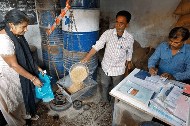 Complaint of Bhilpur cheap grain shop manager giving less grain