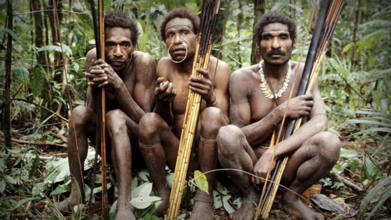 fore-tribe-men-tradition-cannibalism-papua-new-guinea