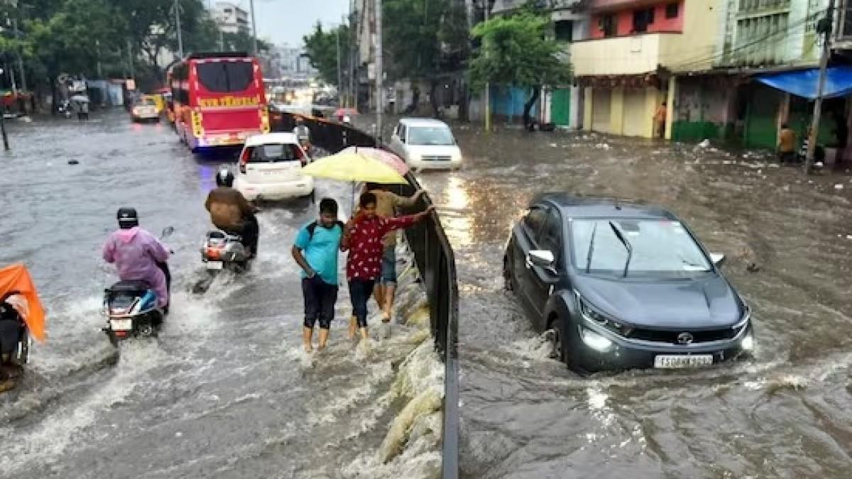 Due to heavy rains in Gujarat, 'water deluge' again, thousands of people homeless in many districts due to floods, school-colleges closed; 2 day red alert