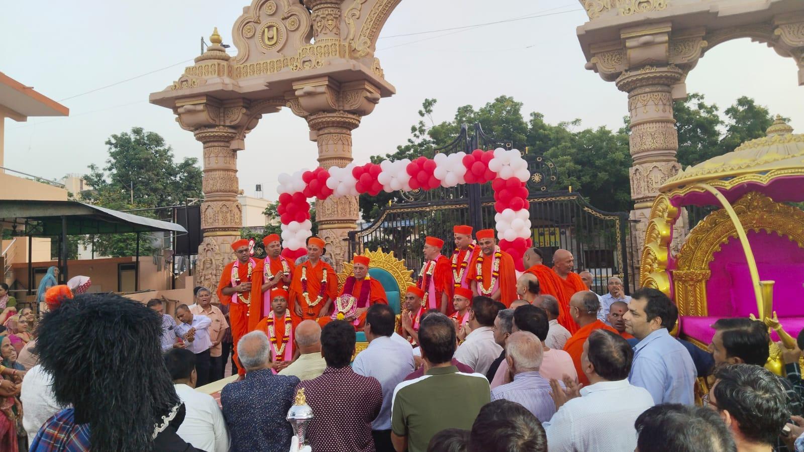 Acharya Jitendriyapriyadasji Maharaj, Principal of Swaminarayan Gadi Sansthan, was given a devoted welcome in India.