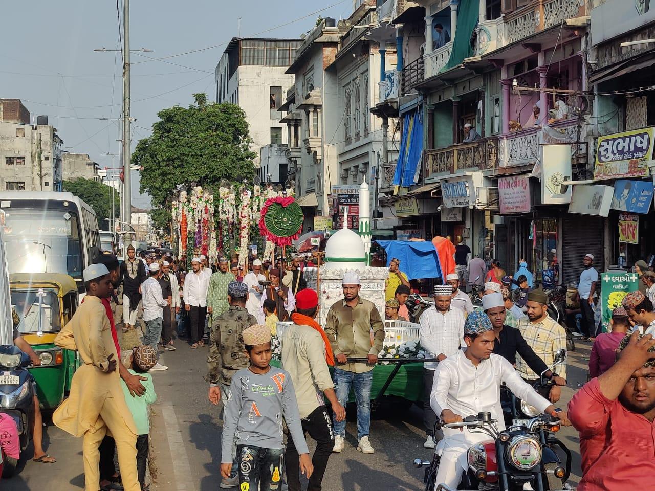 Grand procession by Khankahe Ahle Sunnat on the occasion of 100th birth anniversary of Syedna Azim Millat