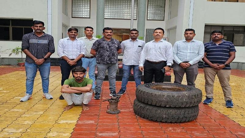 Chotaudepur LCB police caught the thief who stole the remaining tire today