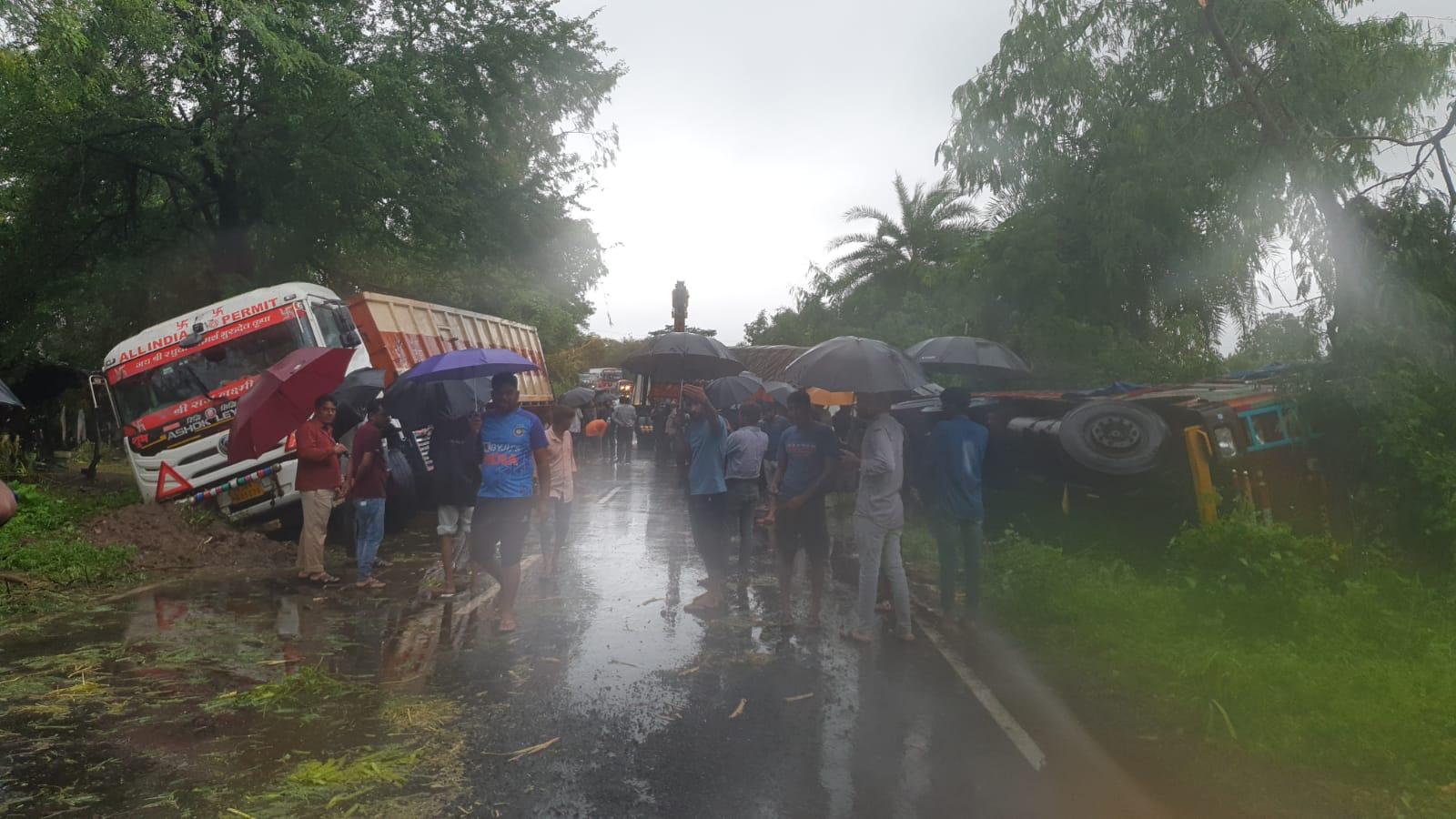 Three trucks overturned simultaneously: scenes of traffic jams were created on the road