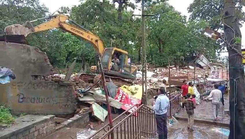 The kick of development fell on the stomachs of poor shopkeepers in Pavagadh.