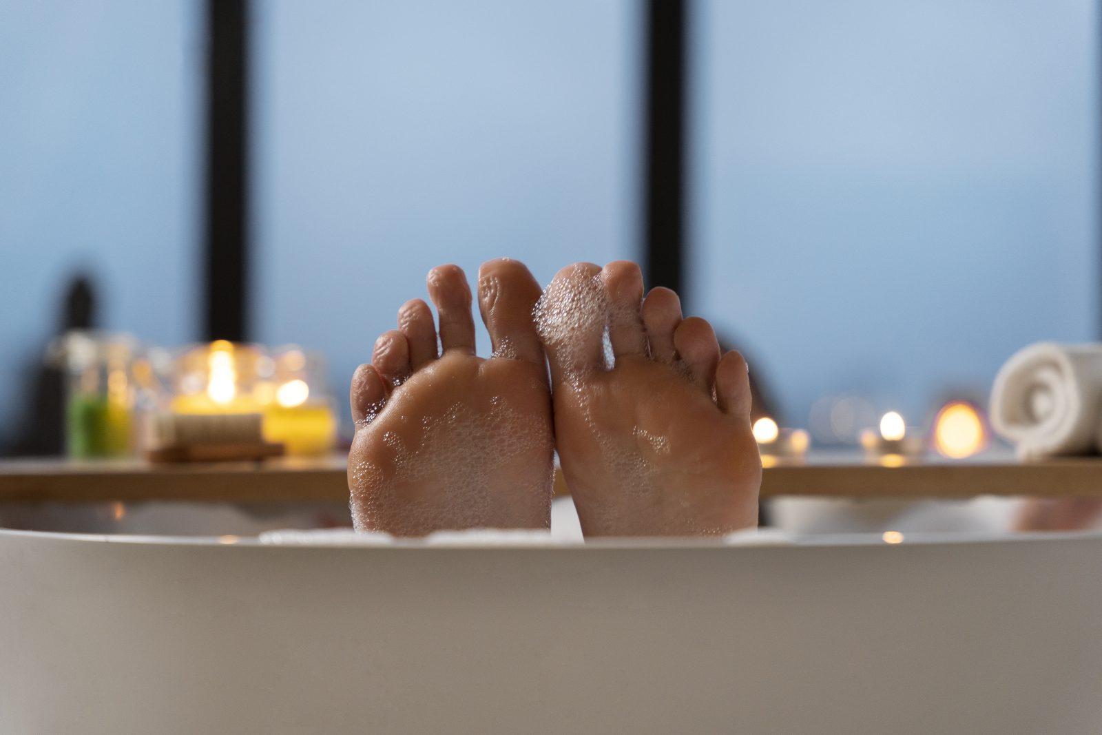 Bathing with bare feet is auspicious in man, know the belief of astrology