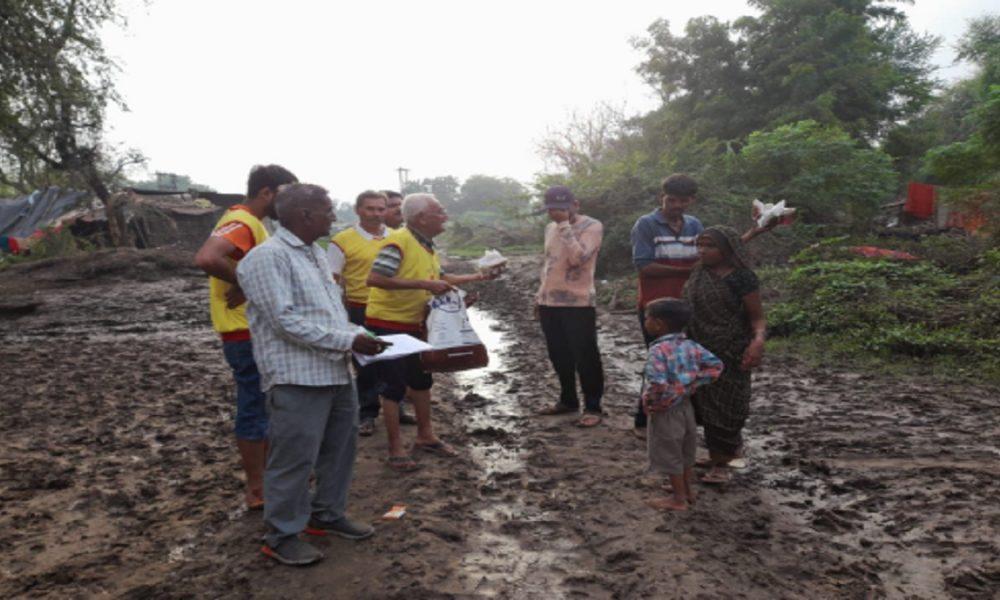 BAPS Saints and volunteers came to the aid of flood affected people in Bharuch