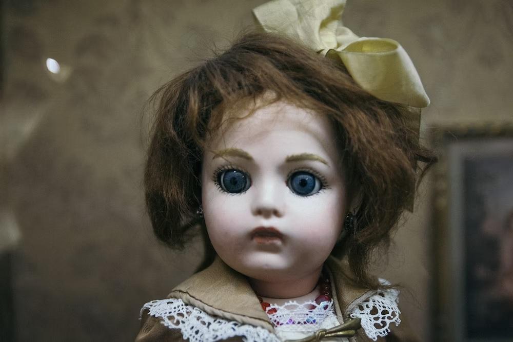 Mistaking it for a normal doll, the woman brought it home and it turned out to be a ghostly doll.