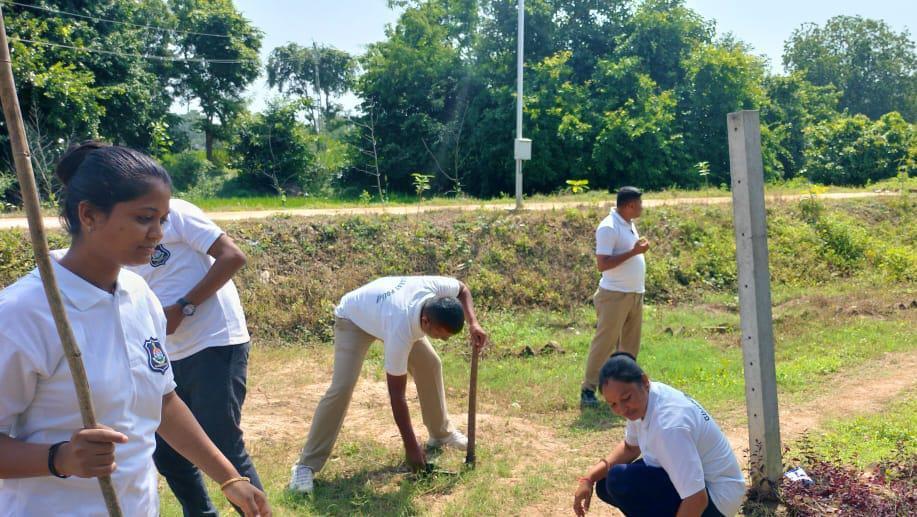 Under "One Date, One Hour" Swachhta Hi Seva, Kadwal Police Station conducted a cleaning drive under the chairmanship of P.S.I.