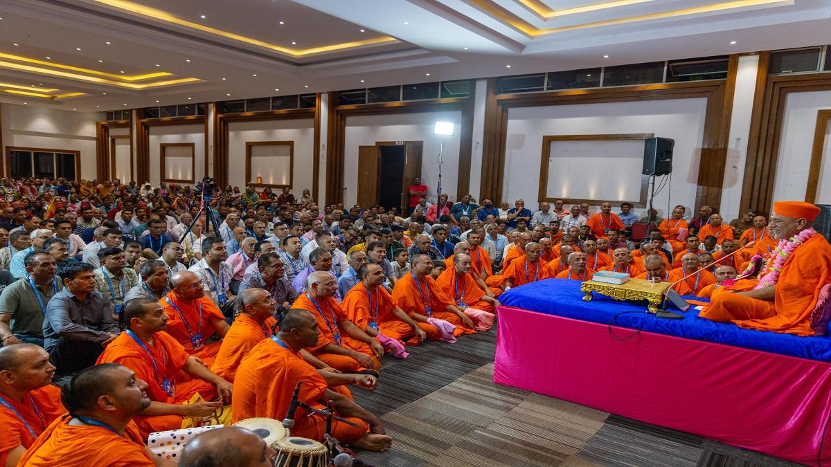 Maninagar Swaminarayan Gadi Sansthan under the chairmanship of Jitendriyapriyadasji Maharaj launched the Neelkanthvarni Smriti Yatra with a large community of green devotees from home and abroad.