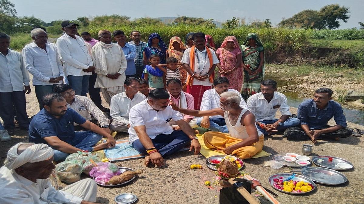 Mandwala to Zaroi road of Kawant taluk MLA Jayantibhai Rathwa's Khatmuhurat