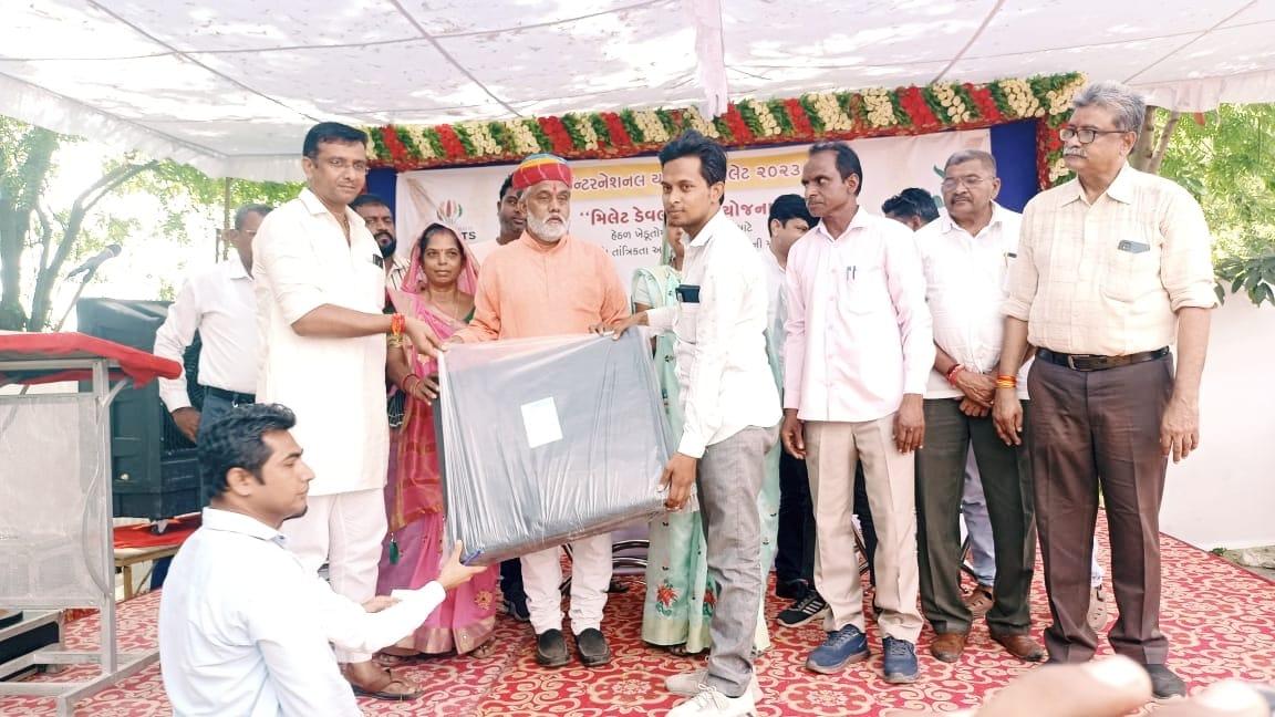 An agricultural fair was held at Sama under the chairmanship of MLA Fatesinh Chauhan