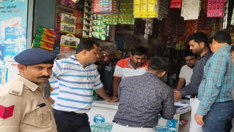 Anti-tobacco campaign of squad team in Sachin-Lajpore area, fined 22 thousand from public smokers