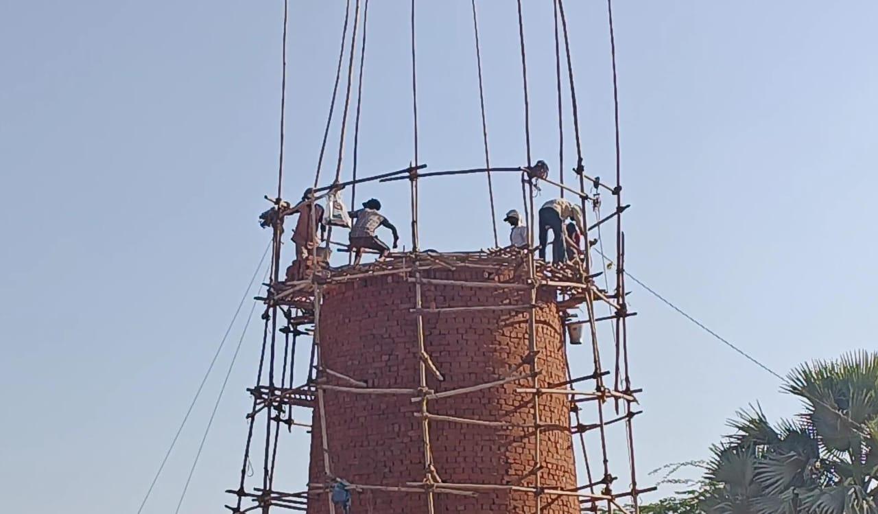 Laborers are working without safety on the illegal flare chimney in Jafar's RJ1 kiln on Eral Varwada Chowk of Kalol taluka.