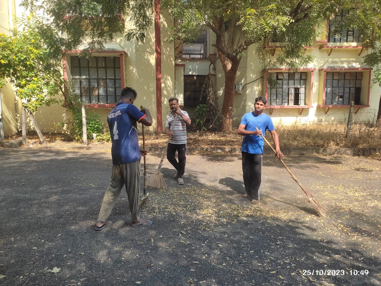 Under Swachhata Hi Seva Abhiyan at the municipality of Chotaudepur district, cleaning operations were carried out in different areas of the municipality.