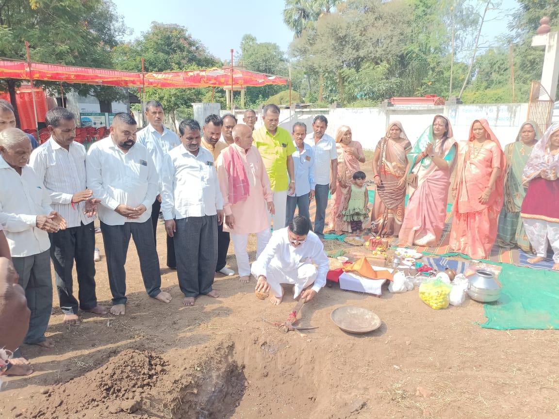 At Gambhirpura village of Jetpurpawi taluk, MLA Rajendrasinh Rathwa held an anganwadi account Muhurat.