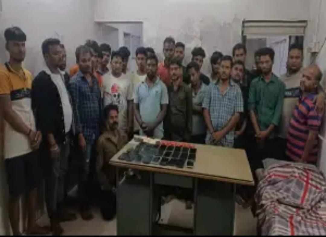 26 gamblers were caught gambling at home in Panas village of Surat