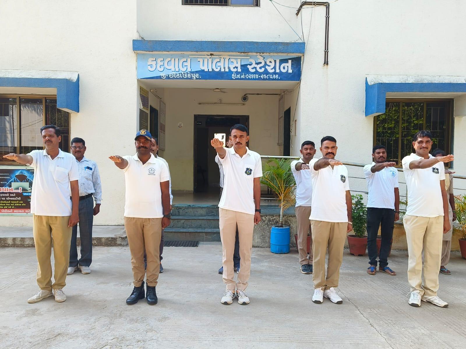 Police personnel took oath on the occasion of National Unity Day at Kadwal Police Station