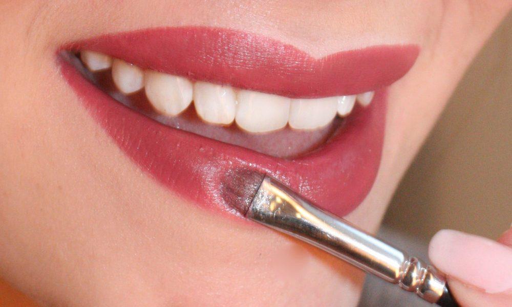 What is the correct way to apply lipstick? One mistake can ruin your look