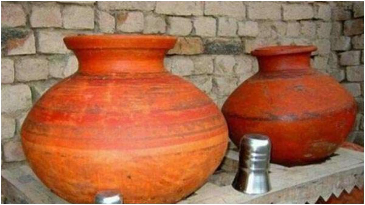 Vastu Tips: Keep a clay pot filled with water in the house, the immense blessings of Lord Varun will shower on the family.