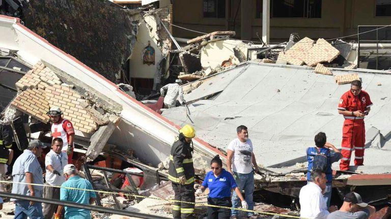 A prayer meeting was being held in a church in Mexico, the roof collapsed there, many people were present, many people died