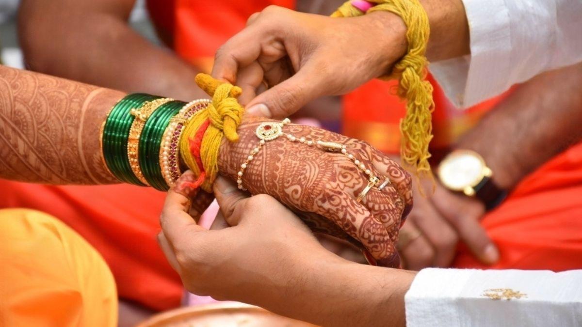 Hindu Wedding Rituals: Turmeric knot is tied in bride's hand before marriage, know the importance of this tradition.