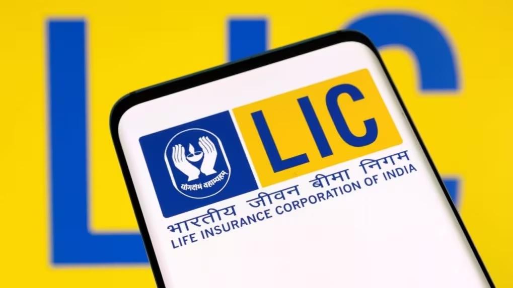 LIC's net profit falls by 50% to Rs. 7925 crores, the premium income also decreased