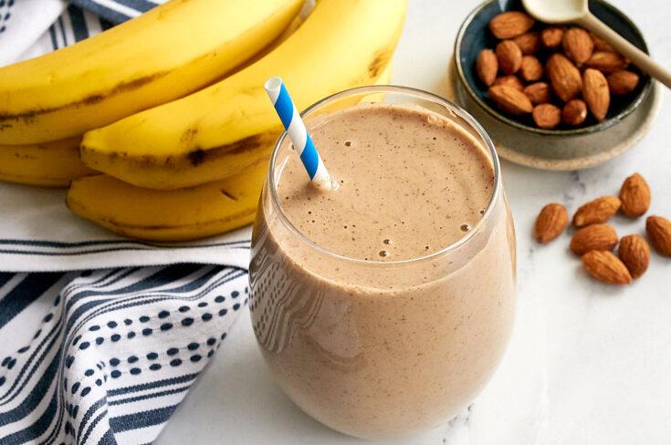 Drink an almond-banana smoothie for a summer boost, this recipe will be ready in minutes