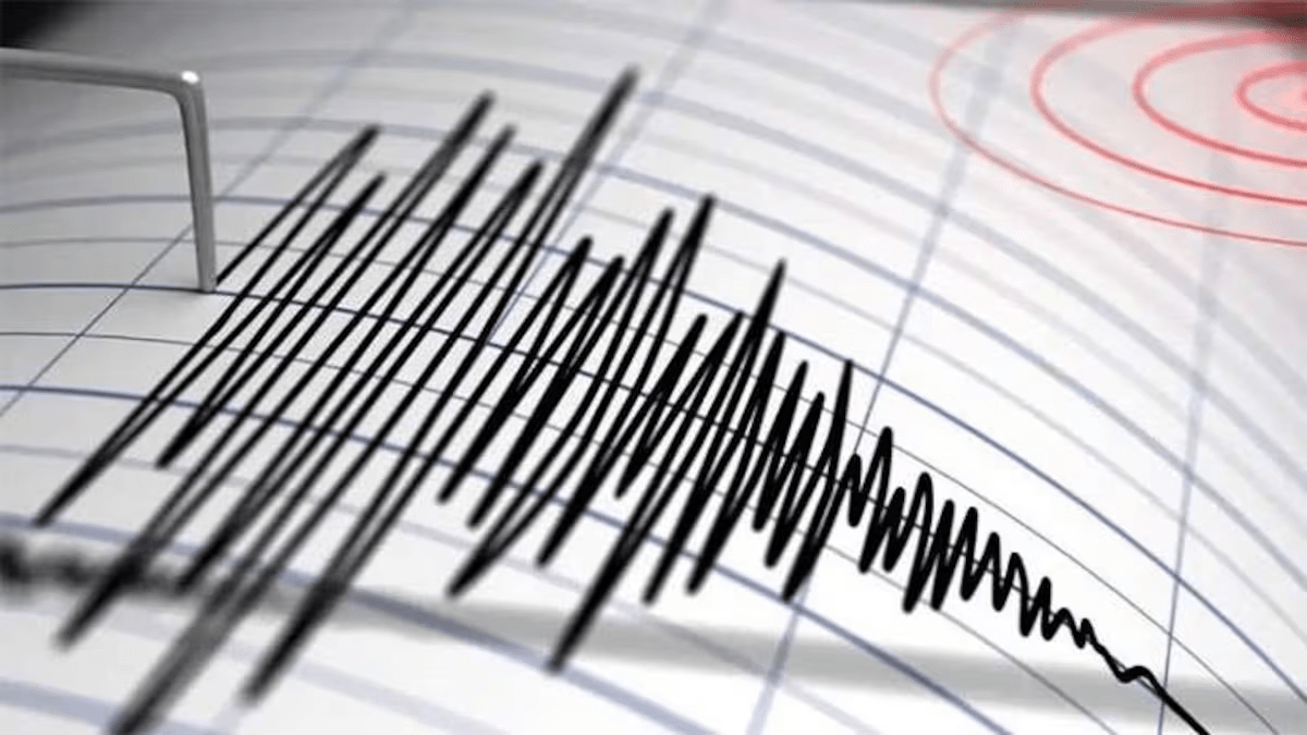 Earthquake shakes entire North India including Delhi NCR, people flee their homes