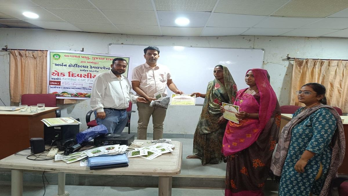 Training on urban horticulture and kitchen garden was organized at Panelav, Halol