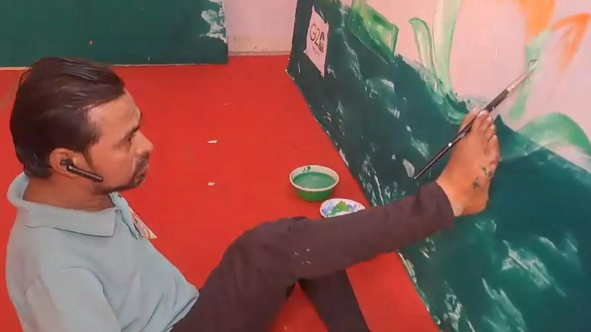 Handicapped man sets unique world record by painting for hours, recites Gita verses for 75 hours also earns world respect