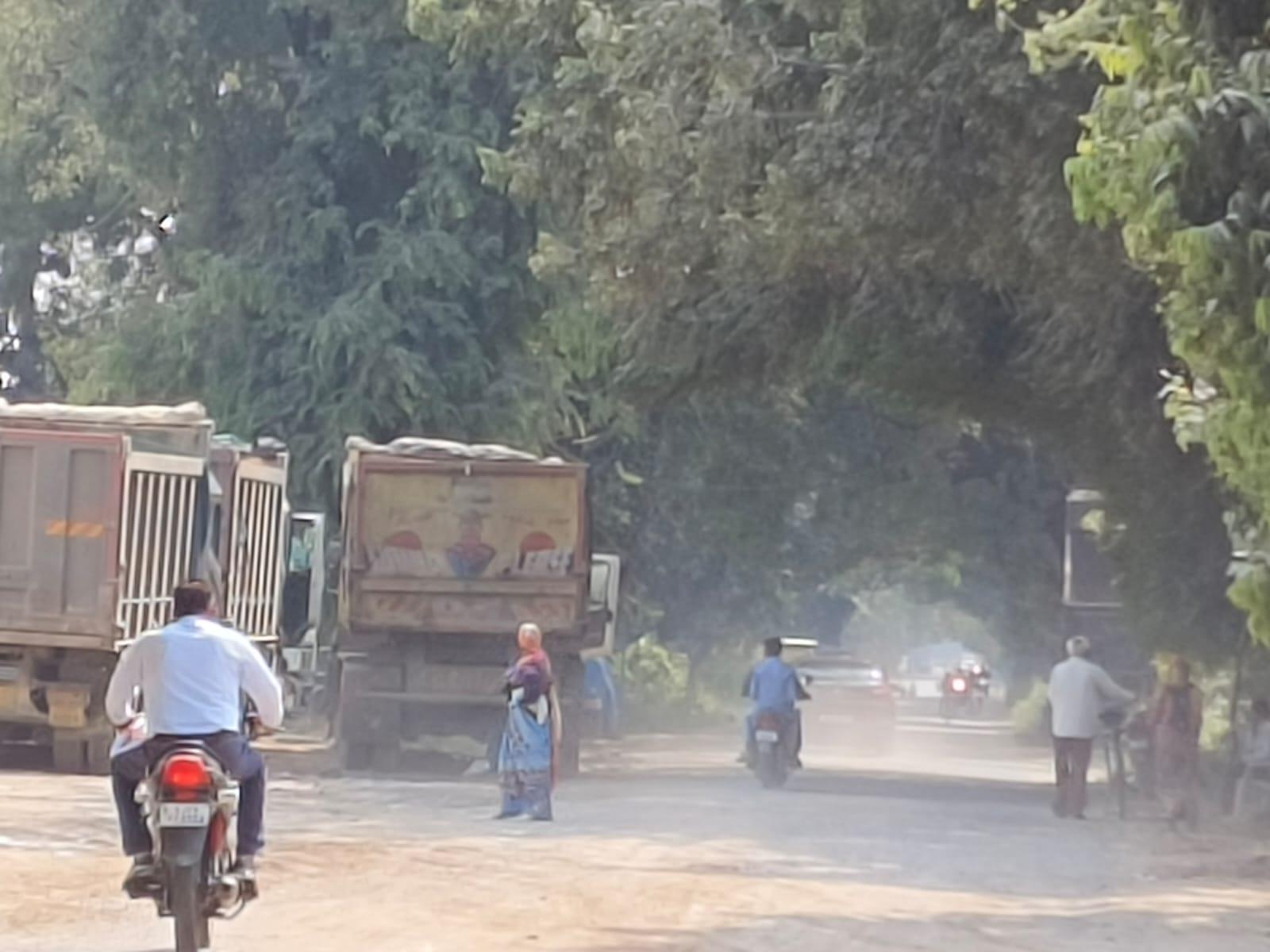 Illegal sand heaps near Pavijetpur Mamlatdar office in the eyes of officials, traces of rupees