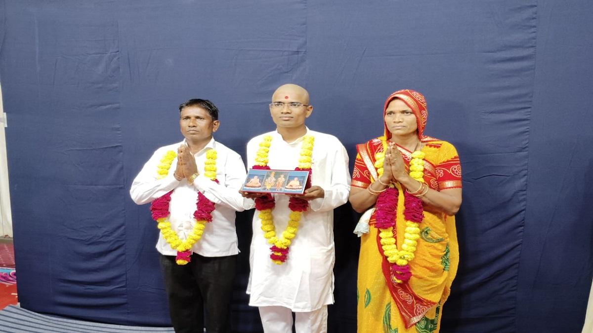 At Bochasan, the youth of Satun village received Parshad Deeksha by Mahant Swami Maharaj.